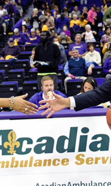 Samuelson scores 28, No. 3 UConn beats LSU, 76-53